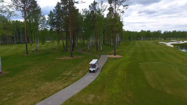 Öğleden sonra kopya alanı ile golf sahası Golf arabasında Aeriel görünümü. Elit golf club.