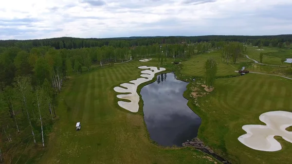 Havadan görünümü Golf Sahası, gölet ve Golf sahasının Yeşil çimenler. Güzel golf sahasında kum bunkerleri