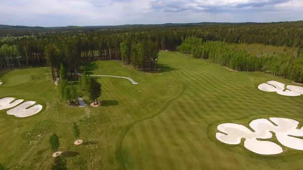 Üstten Görünüm yeşil golf sahası açık yeşil çim alan. Uçak uçan üzerinden havadan görünümü