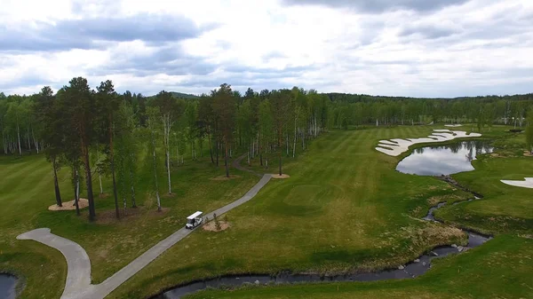 Öğleden sonra kopya alanı ile golf sahası Golf arabasında Aeriel görünümü. Elit golf club.