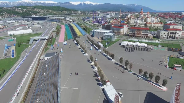 Formula 1 parça Sochi, Sochi Olimpiyat Köyü. Şantiye Stadyumu yakın kasaba ve dağlar yarış yaz güneşli gün için. Havadan görünümü. Pectator Aerrial görünümünde F1 Rus standları