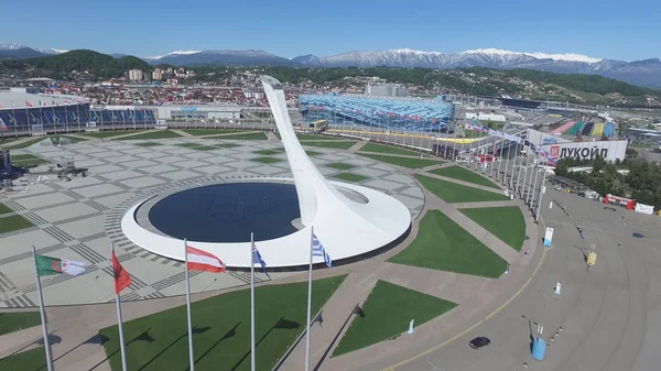 Olympic Park anteni Sochi Olimpiyat ateşi kapta Sochi, Rusya Federasyonu. Sochi Olimpiyat ateşi kase parkta. Orta stella ve stadyum kış oyunları için inşa Fisht. Olimpiyat Kış Oyunları 2014 nesnelerin