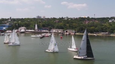 Bir yelkenli tekne hava görünümünü. Sakin suda ıslatın ve mavi gökyüzü ve bulutlar, güneşli bir gün Maine kıyıları açıklarında yelkenli