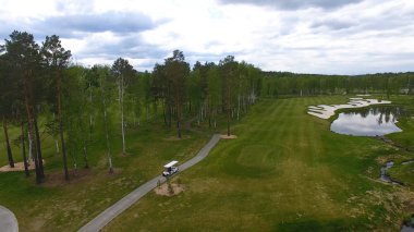 Öğleden sonra kopya alanı ile golf sahası Golf arabasında Aeriel görünümü. Elit golf club.