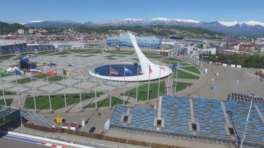 Olympic Park anteni Sochi Olimpiyat ateşi kapta Sochi, Rusya Federasyonu. Sochi Olimpiyat ateşi kase parkta. Orta stella ve stadyum kış oyunları için inşa Fisht. Olimpiyat Kış Oyunları 2014 nesnelerin