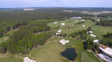 Bulutlar üzerinde mavi gökyüzü ve Orman Gölü Golf club, hava ile güneş Golf arabası