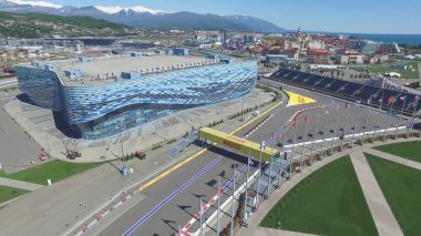 Formula 1 parça Sochi, Sochi Olimpiyat Köyü. Şantiye Stadyumu yakın kasaba ve dağlar yarış yaz güneşli gün için. Havadan görünümü. Pectator Aerrial görünümünde F1 Rus standları