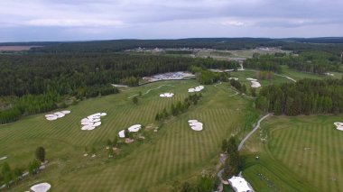 Üstten Görünüm yeşil golf sahası açık yeşil çim alan. Uçak uçan üzerinden havadan görünümü.