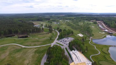 Üstten Görünüm yeşil golf sahası açık yeşil çim alan. Uçak uçan üzerinden havadan görünümü.