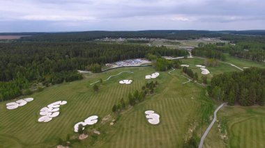 Üstten Görünüm yeşil golf sahası açık yeşil çim alan. Uçak uçan üzerinden havadan görünümü.