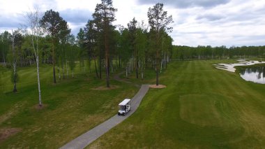 Öğleden sonra kopya alanı ile golf sahası Golf arabasında Aeriel görünümü. Elit golf club.