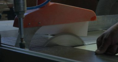 Ahşap testere iş. Daire testere. Ahşap, parçacık yönetim kurulu ve Sunta testere bir makine. Mobilya sanayi üretim