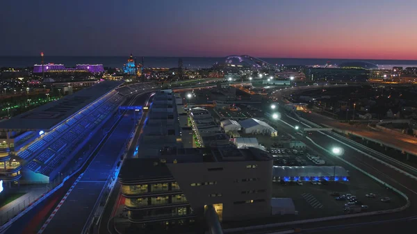 Aerial Olimpic Vilage, Sochi, Ryssland. Den olympiska byn i Sochi på natten. Fantastiska perspektiv av fantastisk Bogatyr hotel av formel 1-bana, stadium fischt, byggnad bakgrundsupplysta av olika — Stockfoto