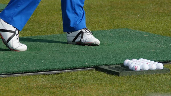 Golfista Golpeando tiro de golf con el club en el campo. Golpear la pelota Golf —  Fotos de Stock