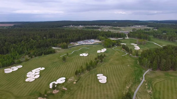 Üstten Görünüm yeşil golf sahası açık yeşil çim alan. Uçak uçan üzerinden havadan görünümü.