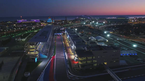 Aerial Olimpic Vilage, Sochi, Ryssland. Den olympiska byn i Sochi på natten. Fantastiska perspektiv av fantastisk Bogatyr hotel av formel 1-bana, stadium fischt, byggnad bakgrundsupplysta av olika — Stockfoto