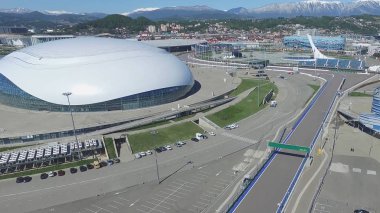 Kış Olimpiyat Oyunları 2014 Bolshoy buz kubbe, Sochi, Rusya inşaat Sochi, Rusya Federasyonu. Bolshoy Buz Sarayı. Olympic Park Sochi, Rusya Federasyonu'hava merkezi meydanda. Bir yıl sonra XXII kış