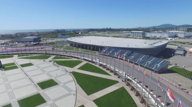Formula 1 parça Sochi, Sochi Olimpiyat Köyü. Şantiye Stadyumu yakın kasaba ve dağlar yarış yaz güneşli gün için. Havadan görünümü. Pectator Aerrial görünümünde F1 Rus standları