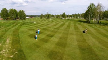 Havadan görünümü Golf Sahası. Golf golf çantası ve tramvay ile rotasında fairway yürüyüş