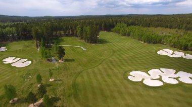 Üstten Görünüm yeşil golf sahası açık yeşil çim alan. Uçak uçan üzerinden havadan görünümü