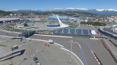 Olympic Park anteni Sochi Olimpiyat ateşi kapta Sochi, Rusya Federasyonu. Sochi Olimpiyat ateşi kase parkta. Orta stella ve stadyum kış oyunları için inşa Fisht. Olimpiyat Kış Oyunları 2014 nesnelerin