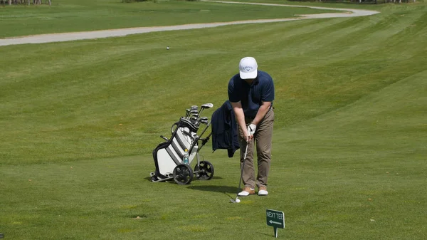 Golfer schlagen im Sommer auf dem weitläufigen Golfplatz auf. das Golfspiel — Stockfoto