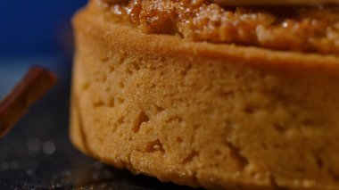 Çikolatalı kek çikolata mousse krem kahverengi mavi arka plan ile. Lezzetli pasta krema ile