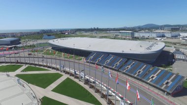 Formula 1 parça Sochi, Sochi Olimpiyat Köyü. Şantiye Stadyumu yakın kasaba ve dağlar yarış yaz güneşli gün için. Havadan görünümü. Pectator Aerrial görünümünde F1 Rus standları