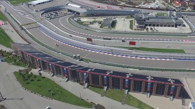 Formula 1 parça Sochi, Sochi Olimpiyat Köyü. Şantiye Stadyumu yakın kasaba ve dağlar yarış yaz güneşli gün için. Havadan görünümü. Pectator Aerrial görünümünde F1 Rus standları