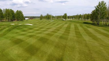 Mavi gökyüzü ve orman Golf Club, hava bulutlu güneş Golf arabası