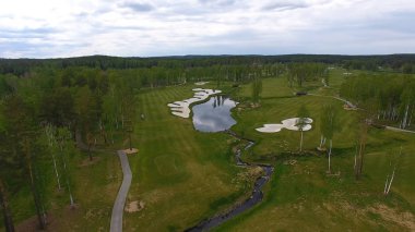 Havadan görünümü Golf Sahası, gölet ve Golf sahasının Yeşil çimenler. Güzel golf sahasında kum bunkerleri