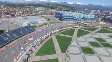 Formula 1 parça Sochi, Sochi Olimpiyat Köyü. Şantiye Stadyumu yakın kasaba ve dağlar yarış yaz güneşli gün için. Havadan görünümü. Pectator Aerrial görünümünde F1 Rus standları