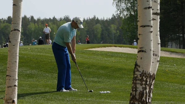 Golfer schlagen im Sommer auf dem weitläufigen Golfplatz auf. das Golfspiel — Stockfoto