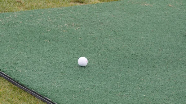 Golfer schlägt Golfschlag mit Schläger auf dem Platz. Schlag den Ball Golf — Stockfoto