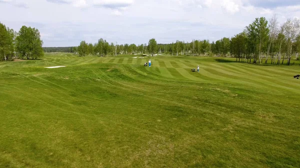 Havadan görünümü Golf Sahası. Golf golf çantası ve tramvay ile rotasında fairway yürüyüş