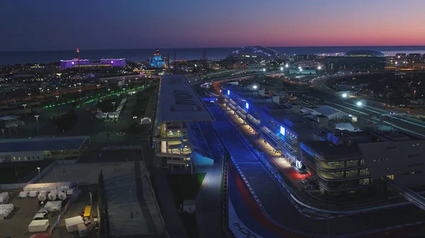 Aerial Olimpic Vilage, Sochi, Ryssland. Den olympiska byn i Sochi på natten. Fantastiska perspektiv av fantastisk Bogatyr hotel av formel 1-bana, stadium fischt, byggnad bakgrundsupplysta av olika — Stockfoto