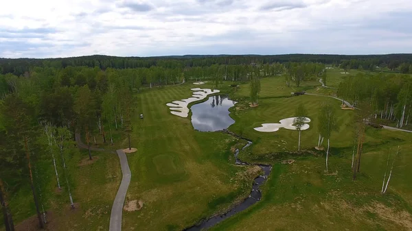 Havadan görünümü Golf Sahası, gölet ve Golf sahasının Yeşil çimenler. Güzel golf sahasında kum bunkerleri