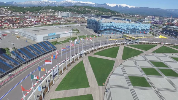 Formula 1 parça Sochi, Sochi Olimpiyat Köyü. Şantiye Stadyumu yakın kasaba ve dağlar yarış yaz güneşli gün için. Havadan görünümü. Pectator Aerrial görünümünde F1 Rus standları