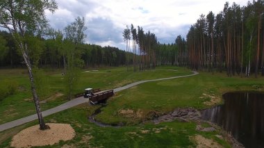 Öğleden sonra kopya alanı ile golf sahası Golf arabasında Aeriel görünümü. Elit golf club