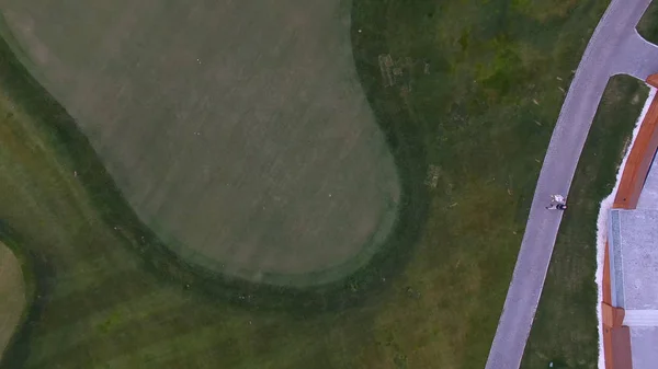 トップ ビュー ゴルフ場のグリーン屋外の緑の芝生のフィールドです。飛行ドローンから空撮. — ストック写真