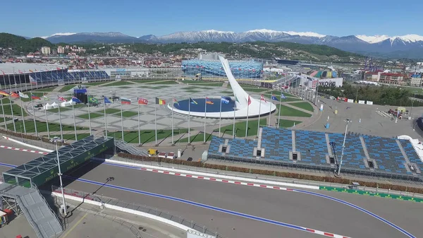 Olympic Park anteni Sochi Olimpiyat ateşi kapta Sochi, Rusya Federasyonu. Sochi Olimpiyat ateşi kase parkta. Orta stella ve stadyum kış oyunları için inşa Fisht. Olimpiyat Kış Oyunları 2014 nesnelerin
