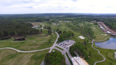 Üstten Görünüm yeşil golf sahası açık yeşil çim alan. Uçak uçan üzerinden havadan görünümü.