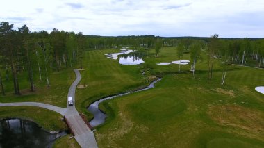 Havadan görünümü Golf Sahası, gölet ve Golf sahasının Yeşil çimenler. Güzel golf sahasında kum bunkerleri