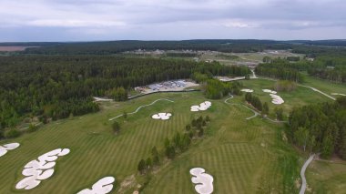 Üstten Görünüm yeşil golf sahası açık yeşil çim alan. Uçak uçan üzerinden havadan görünümü.
