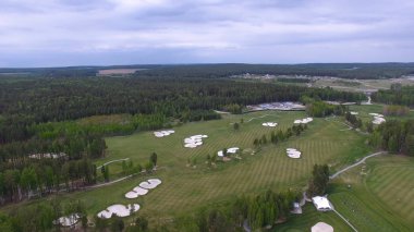 Bulutlar üzerinde mavi gökyüzü ve Orman Gölü Golf club, hava ile güneş Golf arabası