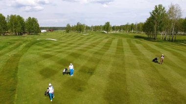 Havadan görünümü Golf Sahası. Golf golf çantası ve tramvay ile rotasında fairway yürüyüş