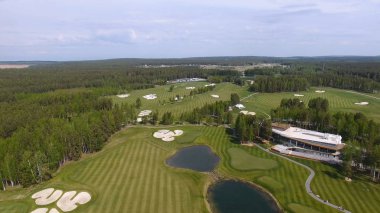 Bulutlar üzerinde mavi gökyüzü ve Orman Gölü Golf club, hava ile güneş Golf arabası