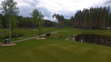 Öğleden sonra kopya alanı ile golf sahası Golf arabasında Aeriel görünümü. Elit golf club