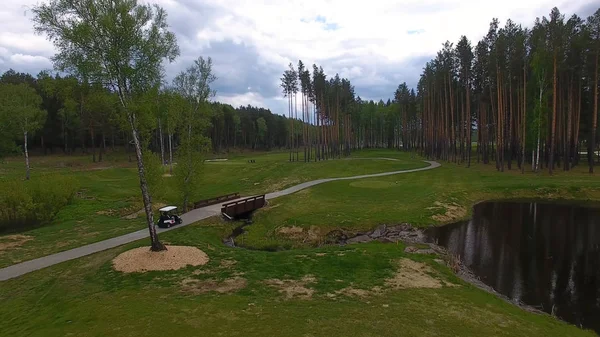 Vista aérea en carrito de golf en campo de golf por la tarde con espacio para copiar. Club de golf Elite —  Fotos de Stock