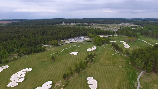 Üstten Görünüm yeşil golf sahası açık yeşil çim alan. Uçak uçan üzerinden havadan görünümü.